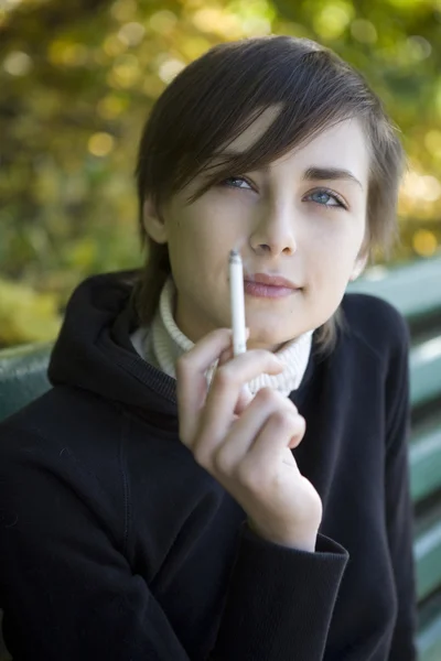 Gros plan portrait de la jeune fille fumeuse — Photo