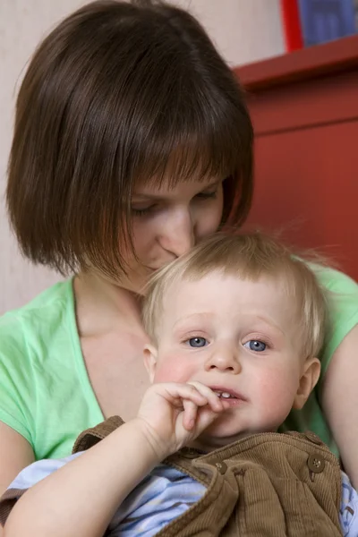 Joven feliz hermosa madre beso su pequeño bebé — Foto de Stock