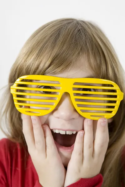 Flicka i gul solglasögon — Stockfoto