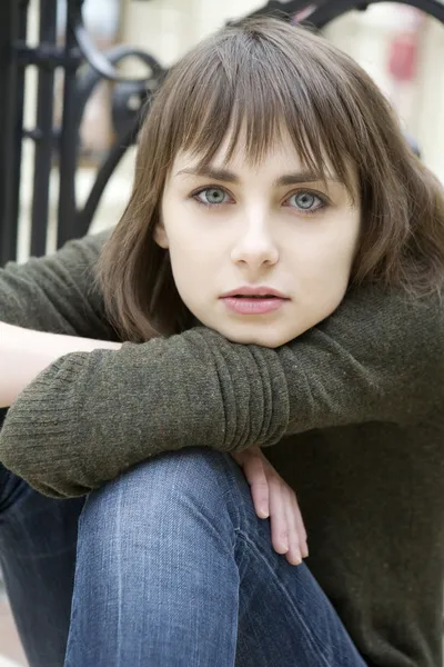 Portait of young woman doing shoping in the shop — Stock Photo, Image