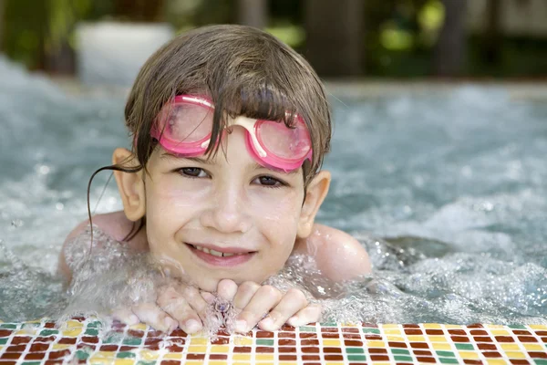 Giovane ragazza in piscina con vasca idromassaggio — Foto Stock