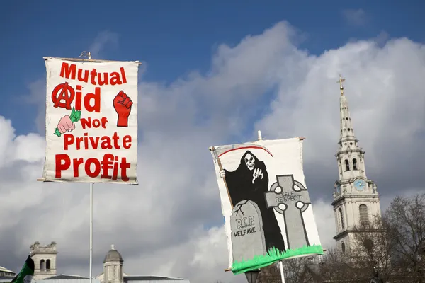 Manifestantes de Londres marcham contra a corrupção do governo mundial — Fotografia de Stock