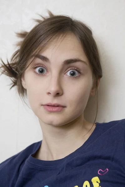 Retrato de close-up de uma jovem mulher feliz sorrindo — Fotografia de Stock