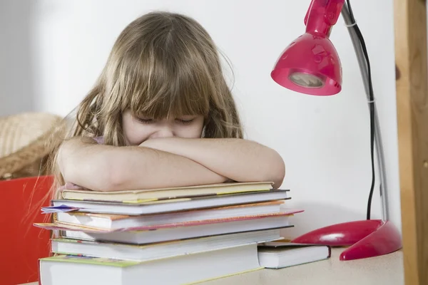 Niña infeliz estudiando — Foto de Stock