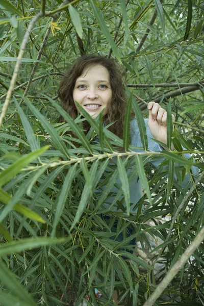 Young woman in forest. — Stock Photo, Image