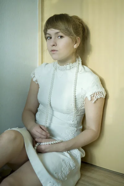 Portrait de jeune fille attrayante avec des perles de verre — Photo