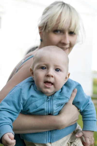 Mère tenant bébé — Photo