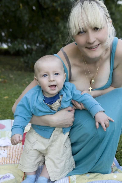 Anne kucağında bebek — Stok fotoğraf