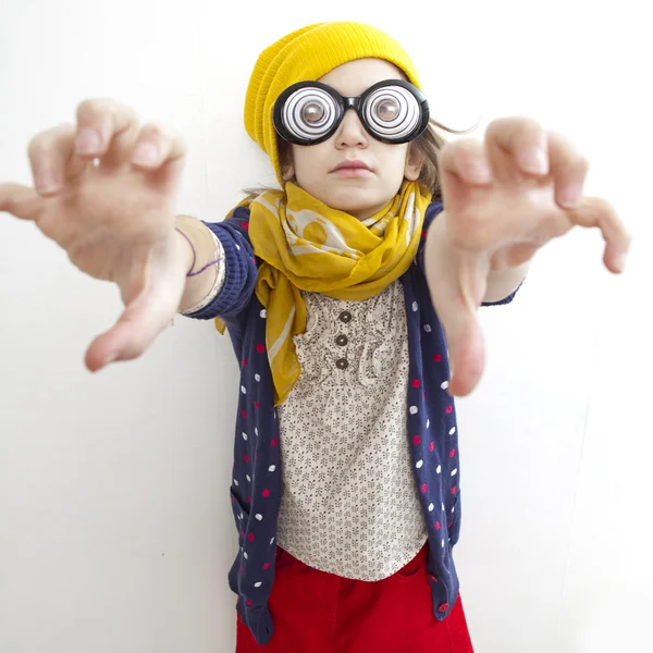 Petite fille stupide de dix ans en bonnet tricot jaune — Photo