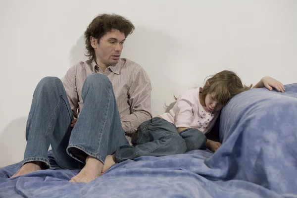 Padre che tenta di disciplinare sua figlia — Foto Stock