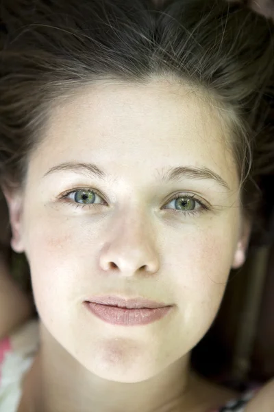 Porträt einer jungen erwachsenen Frau mit gesunder Gesichtshaut — Stockfoto