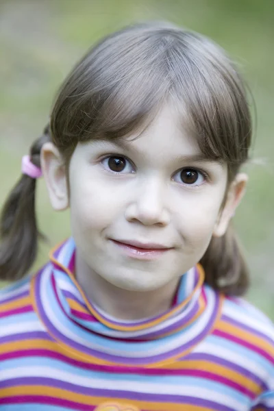 Menina sorridente bonito com expressão engraçada — Fotografia de Stock