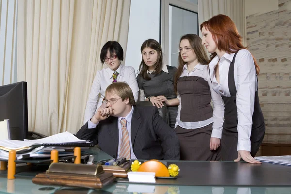 Gruppe von 5 Geschäftsleuten, die zusammen im Büro arbeiten. — Stockfoto