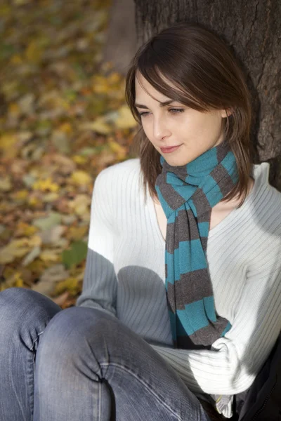 秋の公園で木の近くに座っていた悲しい女 — ストック写真