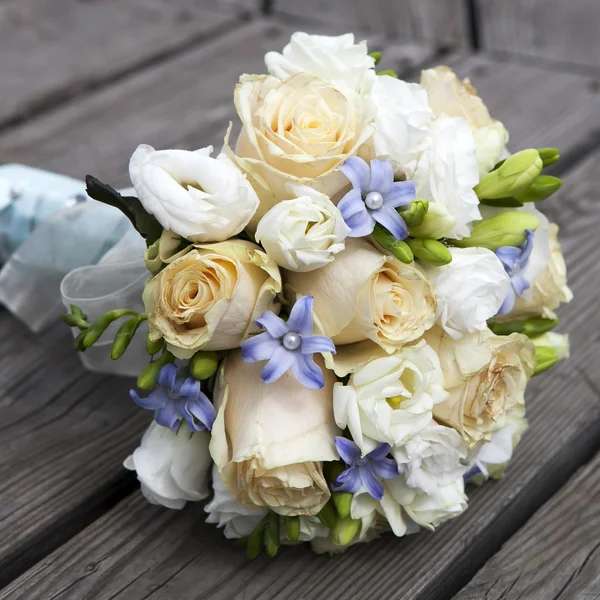 Bouquet da sposa di rose gialle e bianche — Foto Stock