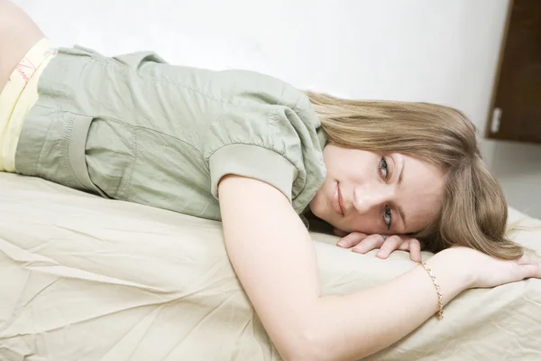 Vrouw op bed — Stockfoto