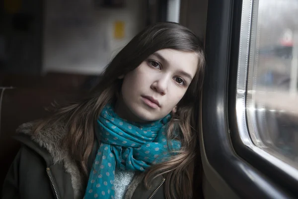 Menina adolescente sentada na carruagem — Fotografia de Stock