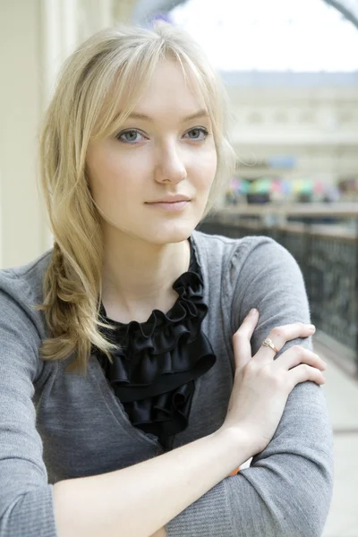 Vrouw in café — Stockfoto