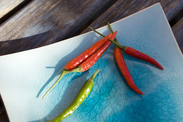 Rote und grüne Chilischoten — Stockfoto