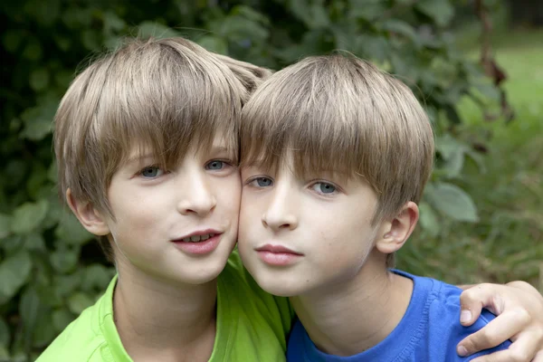 Dos hermanos gemelos sonrientes retrato al aire libre —  Fotos de Stock