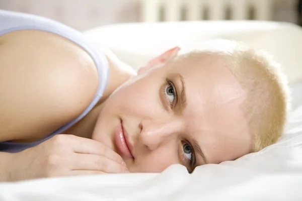 Portrait of short hair blond serious woman in bedroom — Stock Photo, Image