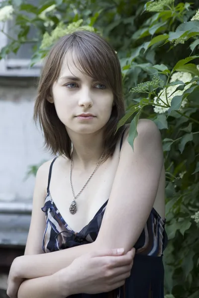 Jeune femme sérieuse dans le jardin — Photo