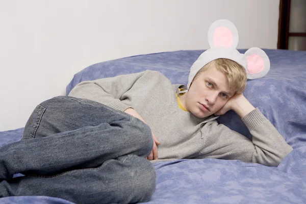 Портрет молодого человека с кроличьими ушами — стоковое фото