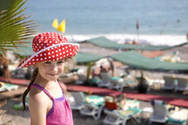 Kız 8 yaşında ayakta Beach