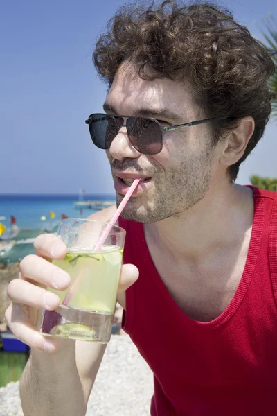 Muž v brýlích pít koktejl mojito — Stock fotografie