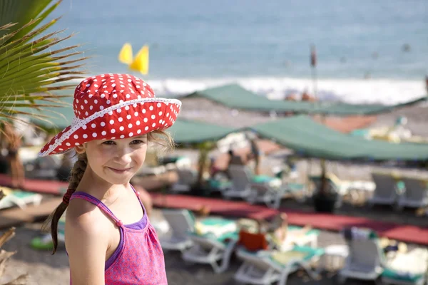 Ragazza di otto anni in piedi sulla spiaggia — Foto Stock