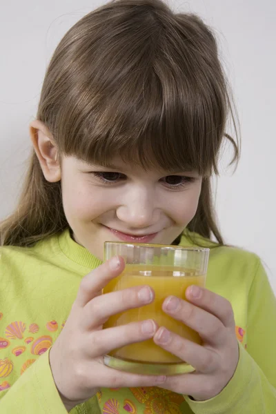 Lány ital narancs juice — Stock Fotó