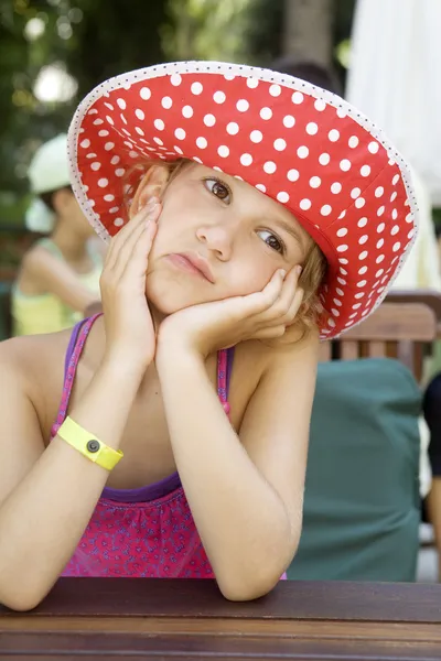 Klein schattig meisje, zittend op restaurant — Stockfoto