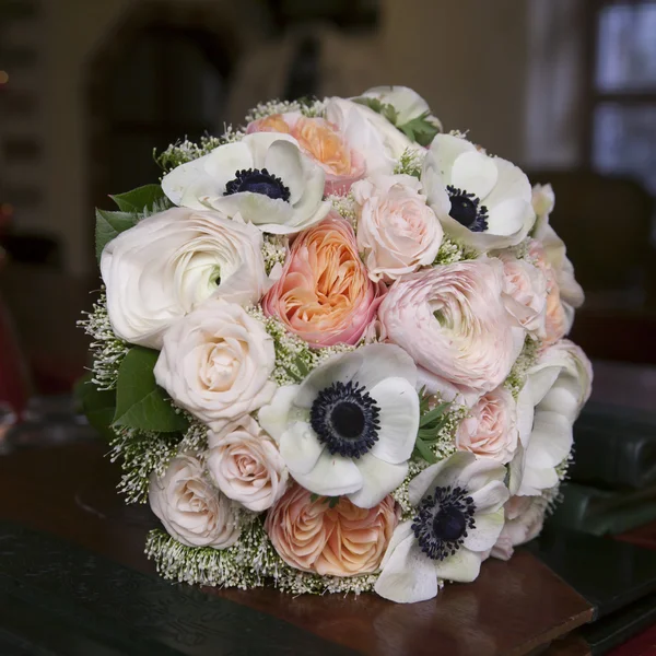 Bouquet de mariage de roses roses et anémone blanche — Photo