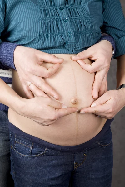 गर्भवती महिला तिचे पोट धारण — स्टॉक फोटो, इमेज