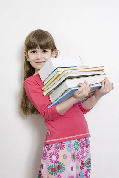 Beetje schattig meisje zeven jaar oude voeren boeken. witte achtergrond — Stockfoto