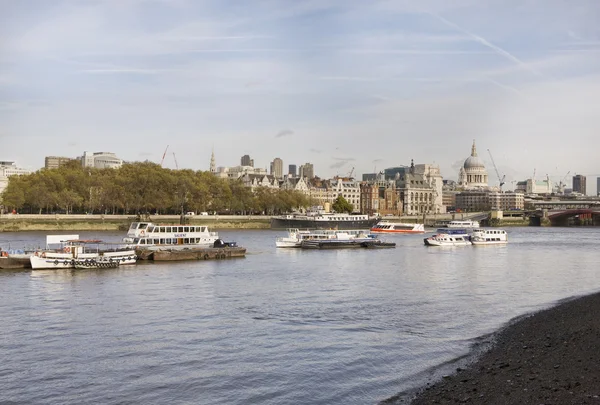 Blick auf die St. Pauls Kathedrale vom Südufer der Themse in London — Stockfoto