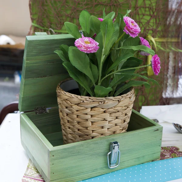 Handgjorda sömnad blommor i wicker pot i bröstet — Stockfoto