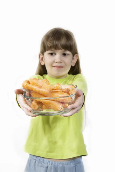 Pequeña linda chica sosteniendo zanahoria — Foto de Stock