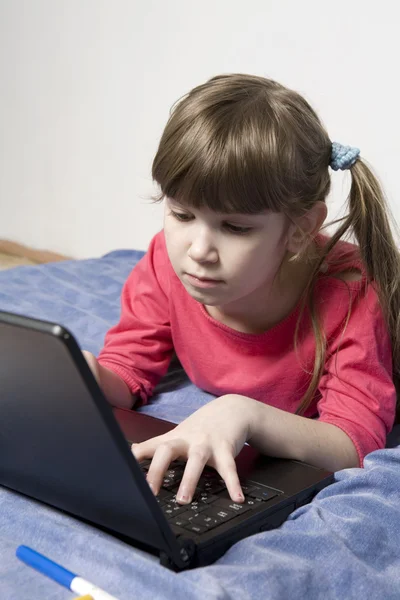 Linda menina brincando com o computador — Fotografia de Stock