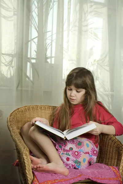 Girl reading book — Stock Photo, Image