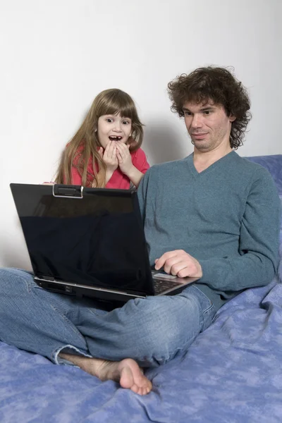 Отец и дочь играют в игры на ноутбуке — стоковое фото