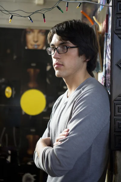 Handsome man wearing glasses rest against wall — Stock Photo, Image