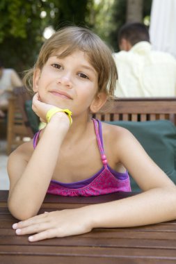 Restoran üzerinde oturan küçük şirin kız