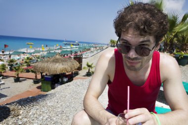 adam gözlük içmek kokteyl mojito