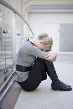 Genç sarışın kadın.