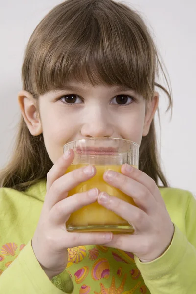 Menina beber suco de laranja — Fotografia de Stock