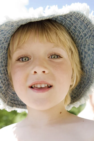 Kleine blonde jongen — Stockfoto