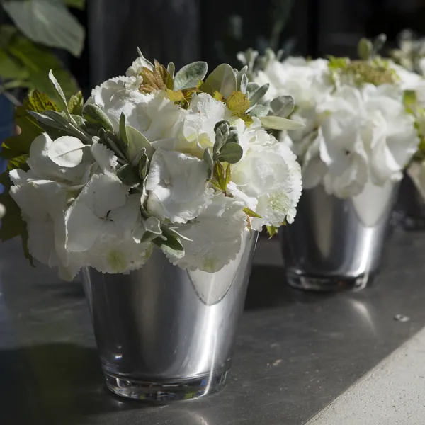 Flores cerca de tienda — Foto de Stock