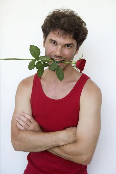 Homme avec une rose rouge dans la bouche — Photo