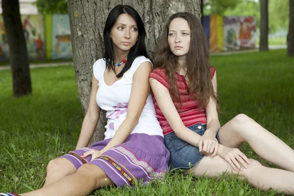 Two friend sitting at tree — Stock Photo, Image